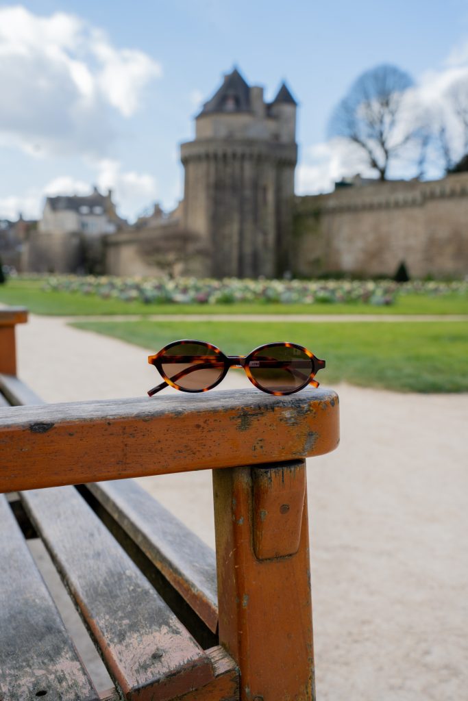 solaires posées sur un banc dans un jardin à Vannes